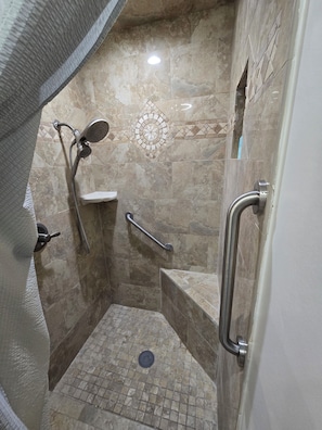 Een douche, een haardroger, een bidet, handdoeken