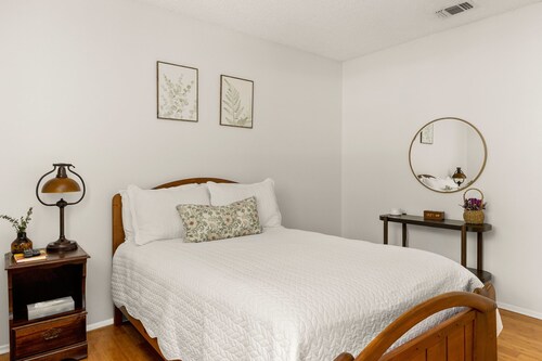 5BR San Antonio Home - Large Private Pool, Covered Patio, BBQ & Outdoor Games