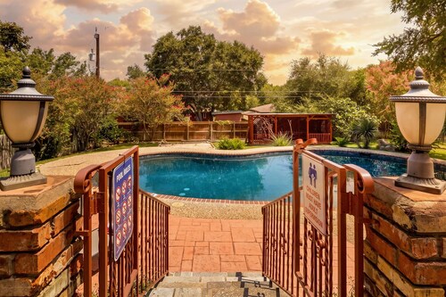 5BR San Antonio Home - Large Private Pool, Covered Patio, BBQ & Outdoor Games