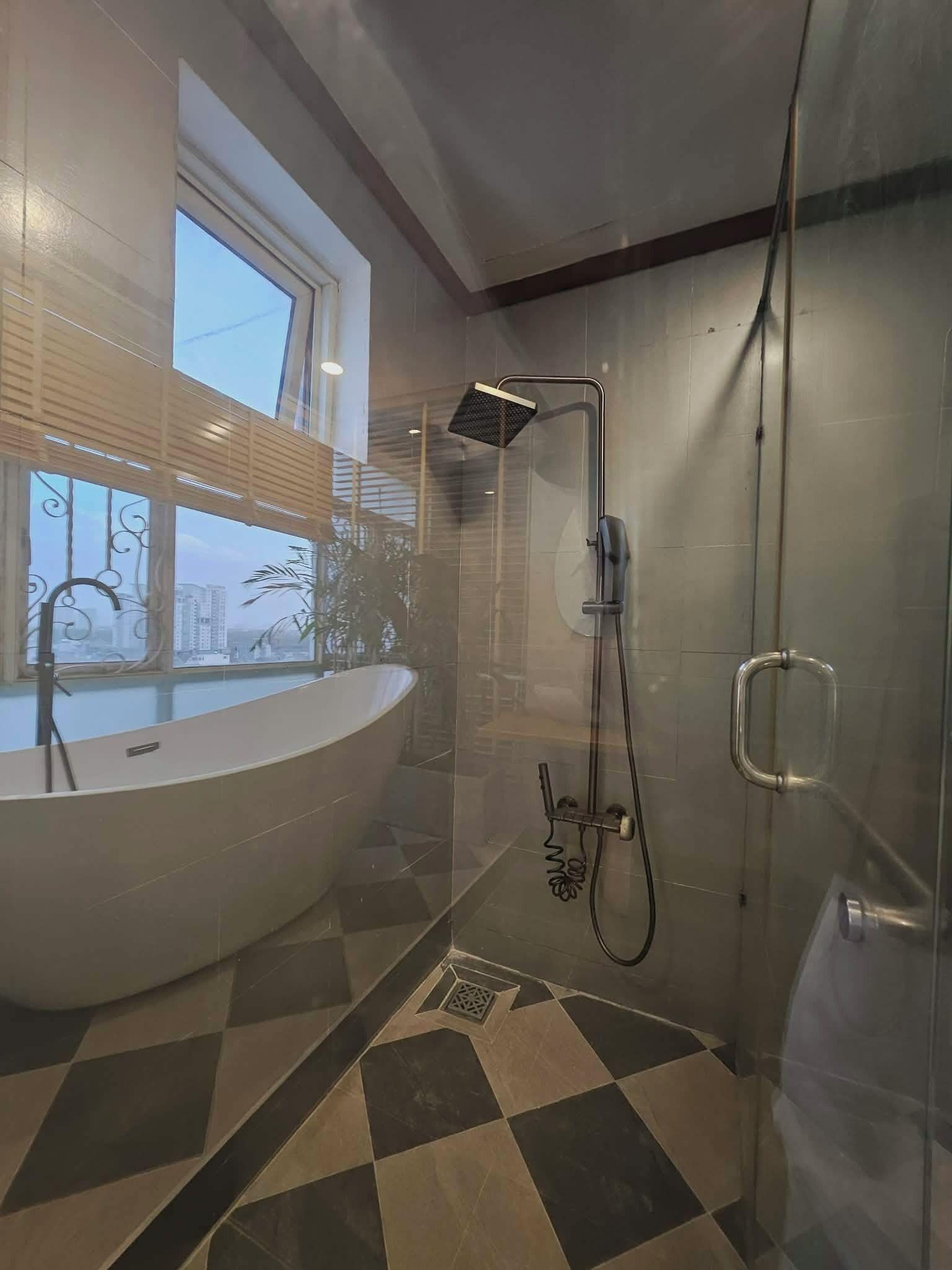 Classic-Apartment, Stadtblick | Badezimmer | Kostenlose Toilettenartikel, Handtücher, Seife, Shampoo
