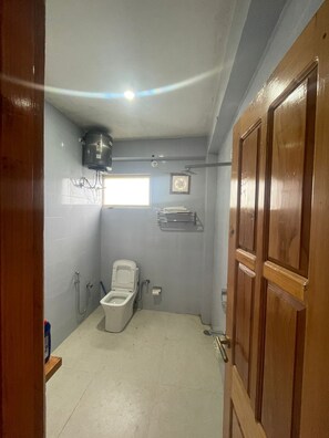 Luxury Room | Bathroom | Shower, towels, soap, shampoo - Chanon Holiday Home Stay (Banjar)