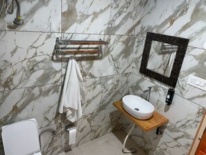 Luxury Room | Bathroom | Shower, towels, soap, shampoo - Chanon Holiday Home Stay (Banjar)