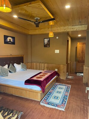 Rollaway beds, free WiFi, bed sheets - Chanon Holiday Home Stay (Banjar)