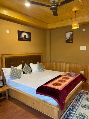 Deluxe Room | Rollaway beds, free WiFi, bed sheets - Chanon Holiday Home Stay (Banjar)