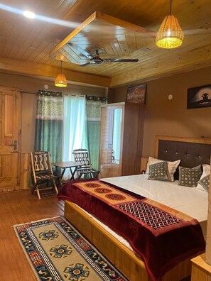 A wooden room with a bed, a desk, and a chair. - Chanon Holiday Home Stay (Banjar)