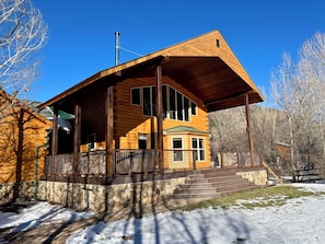 Exterior - Luxury river-front cabin for the entire family, pet friendly! (Dolores)
