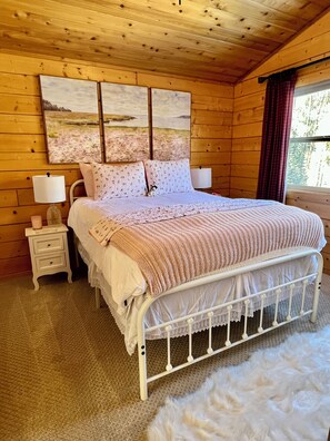 Iron/ironing board, travel cot, free WiFi, bed sheets - Luxury river-front cabin for the entire family, pet friendly! (Dolores)