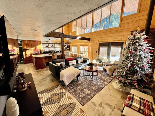 Luxury river-front cabin for the entire family, pet friendly!