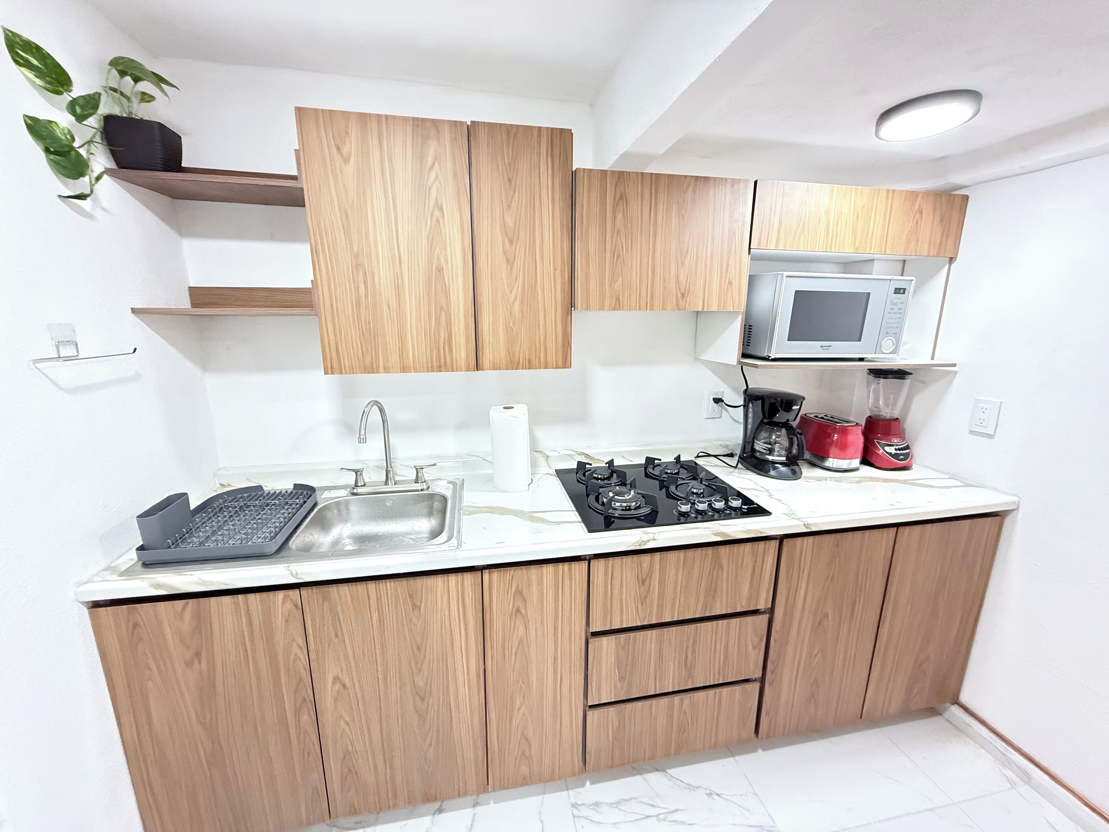 Réfrigérateur, micro-ondes, cafetière/bouilloire, grille-pain