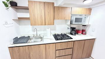 Réfrigérateur, micro-ondes, cafetière/bouilloire, grille-pain