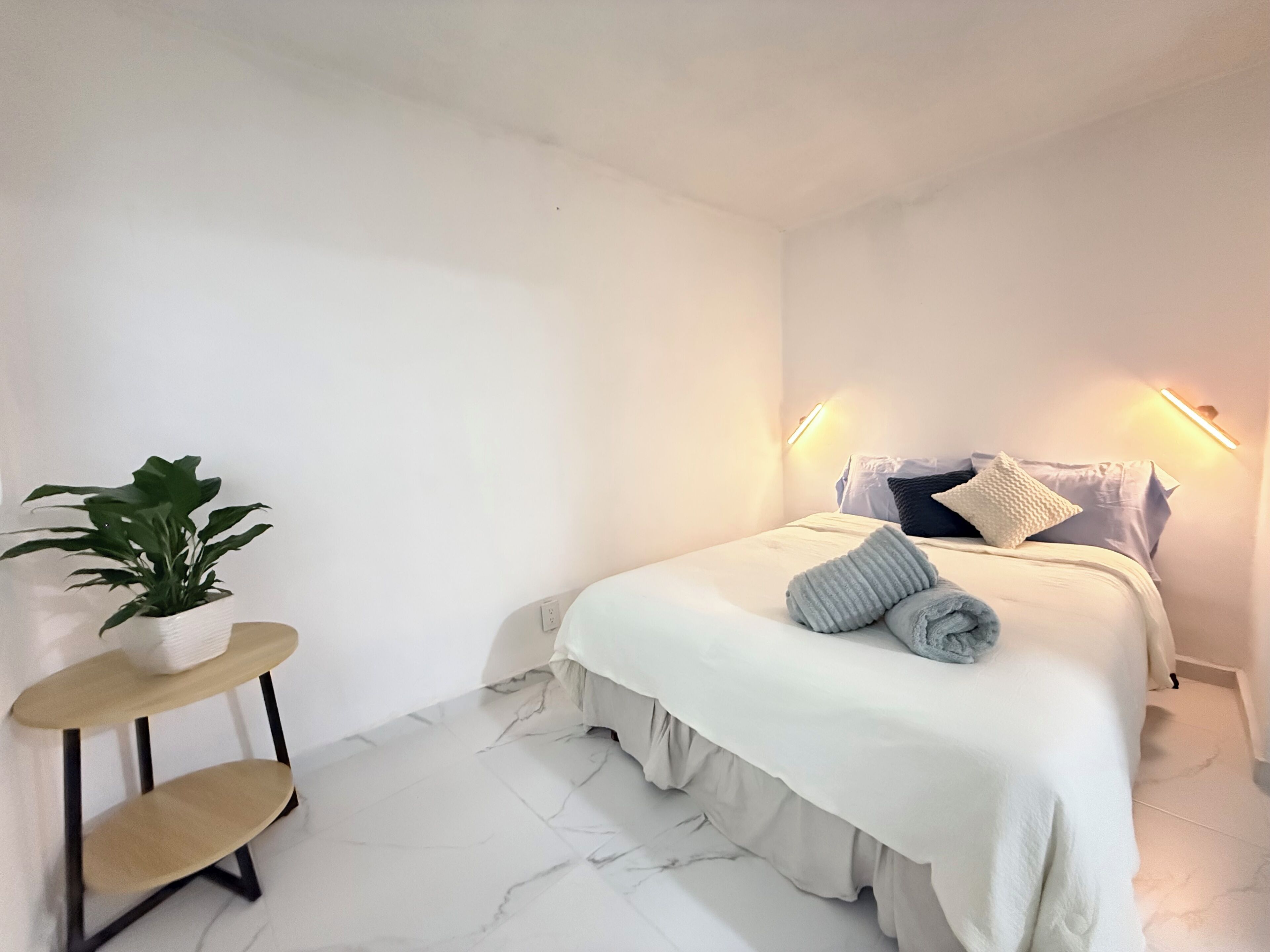 アイロン / アイロン台、WiFi (無料)、ベッドシーツ