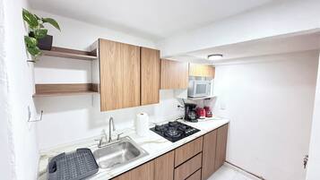 Frigorífic, microones, cafetera i tetera i torradora