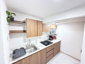 Frigorífico, microondas, cafetera o tetera y tostadora