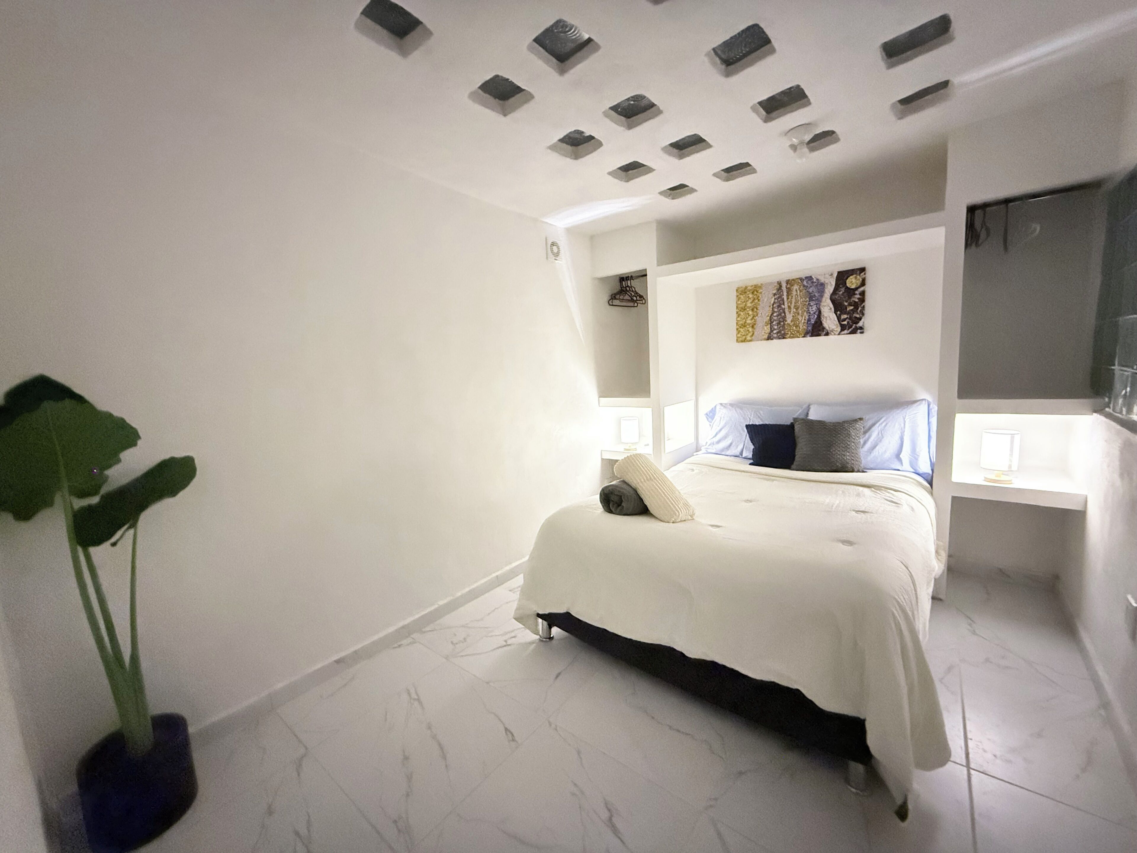 Tabla de planchar con plancha, wifi gratis, ropa de cama