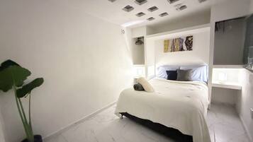 Tabla de planchar con plancha, wifi gratis, ropa de cama