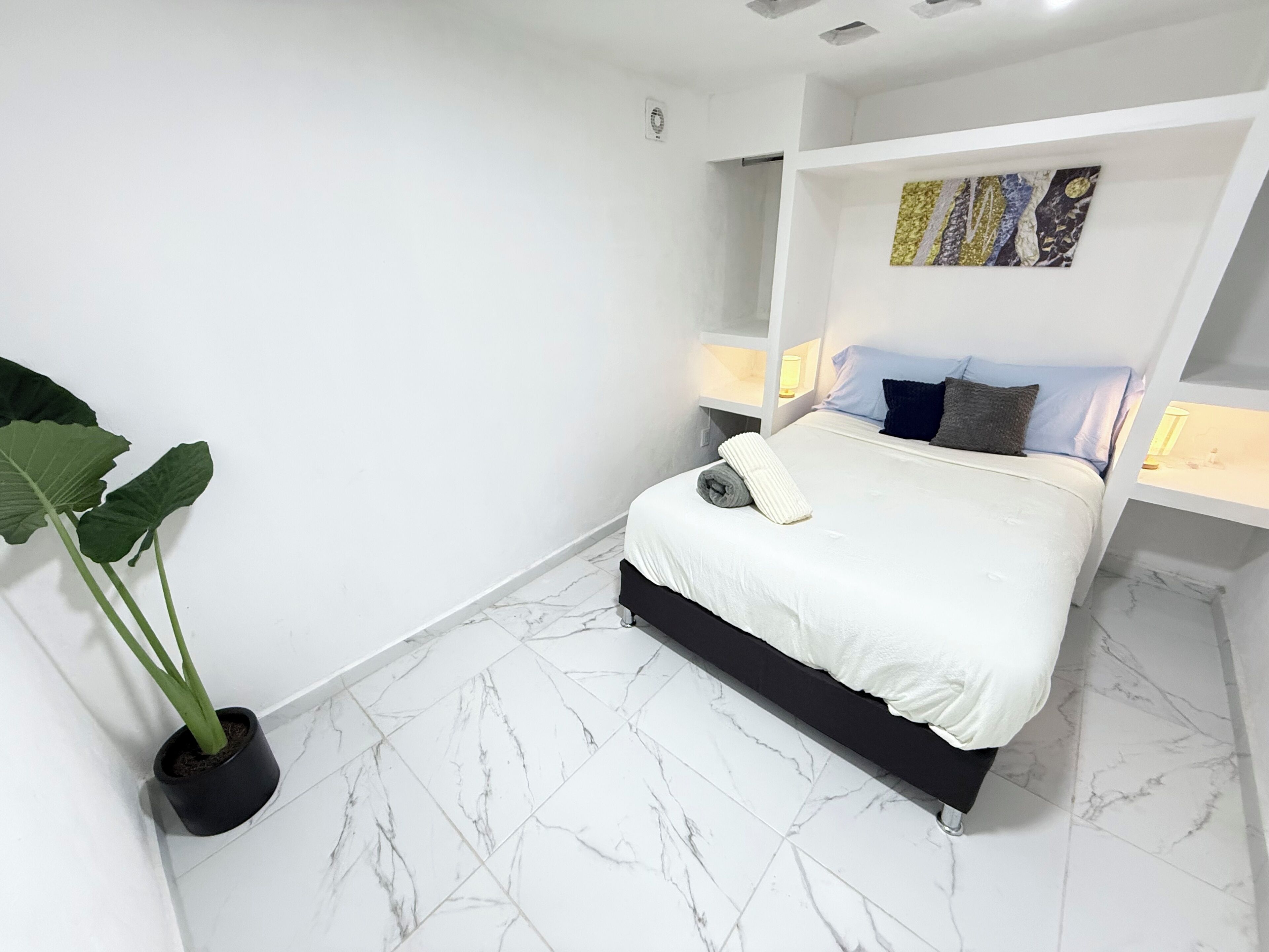 アイロン / アイロン台、WiFi (無料)、ベッドシーツ