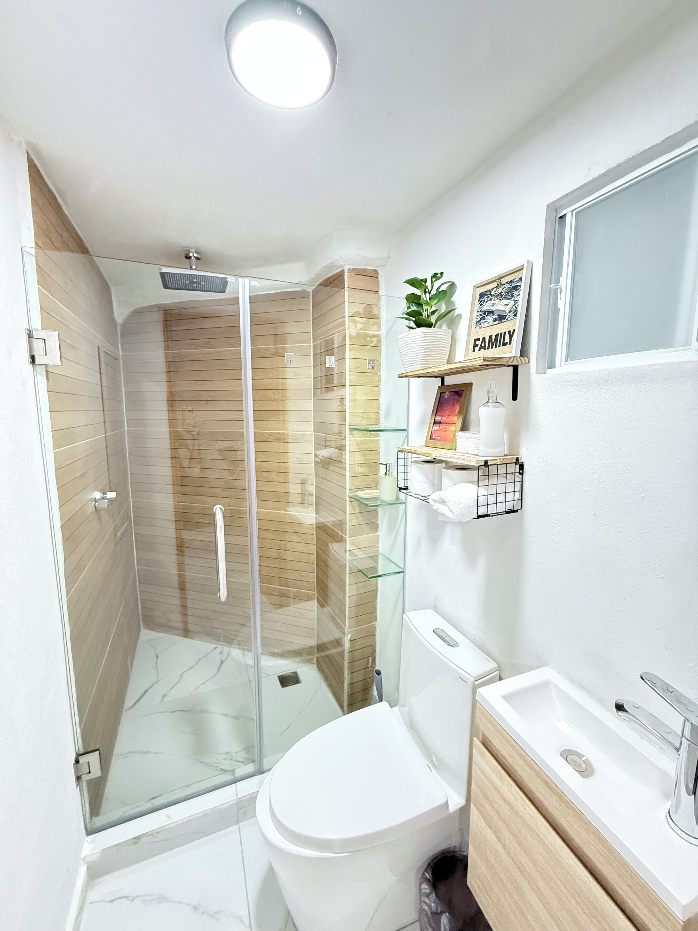 シャワー、ヘアドライヤー、タオル、石鹸