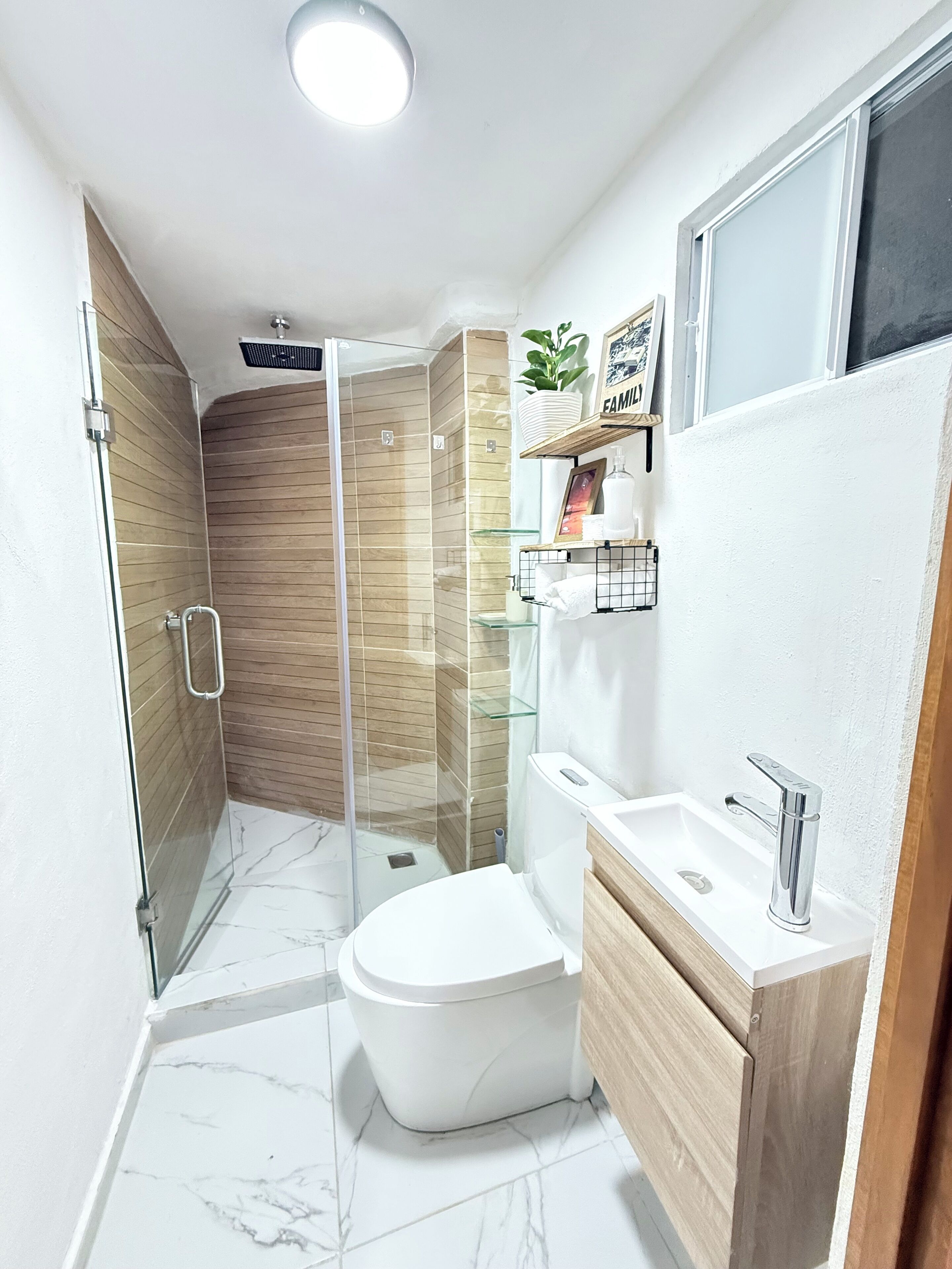 Ducha, secador de pelo, toallas y jabón