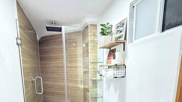 Ducha, secador de pelo, toallas y jabón