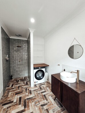 Dusche, Handtücher, Seife, Toilettenpapier