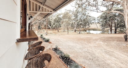 The Cottage Kingsdale, Private bushstay, wildlife, dam views & fire pit Goulburn