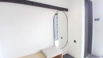 Habitación doble junior, balcón | Escritorio, espacio para trabajar con laptop y wifi gratis