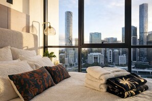 1 bedroom, iron/ironing board, free WiFi, bed sheets - Million Dollar Views Luxury Apartment with 3pm Late Checkout (South Brisbane)