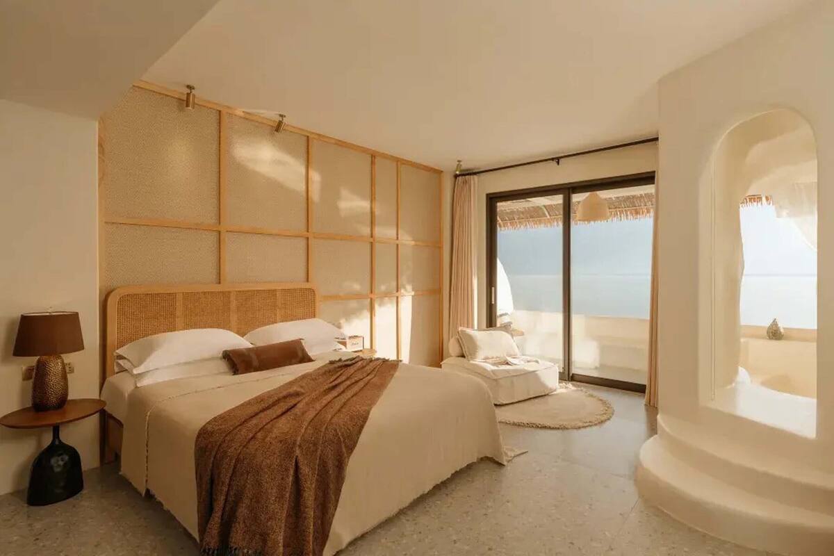 Classic-Doppelzimmer, Meerblick | Daunenbettdecken, kostenlose Minibar, Schreibtisch