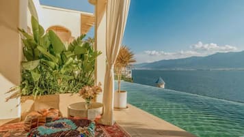 Habitación doble de lujo, vista al mar | Edredón, artículos del minibar gratis y escritorio