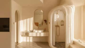 Suite estudio familiar, vista al mar | Baño | Amenidades de baño gratuitas, secadora de cabello, batas, pantuflas