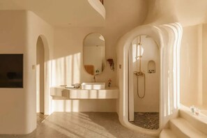 Suite estudio familiar, vista al mar | Baño | Amenidades de baño gratuitas, secadora de cabello, batas, pantuflas 