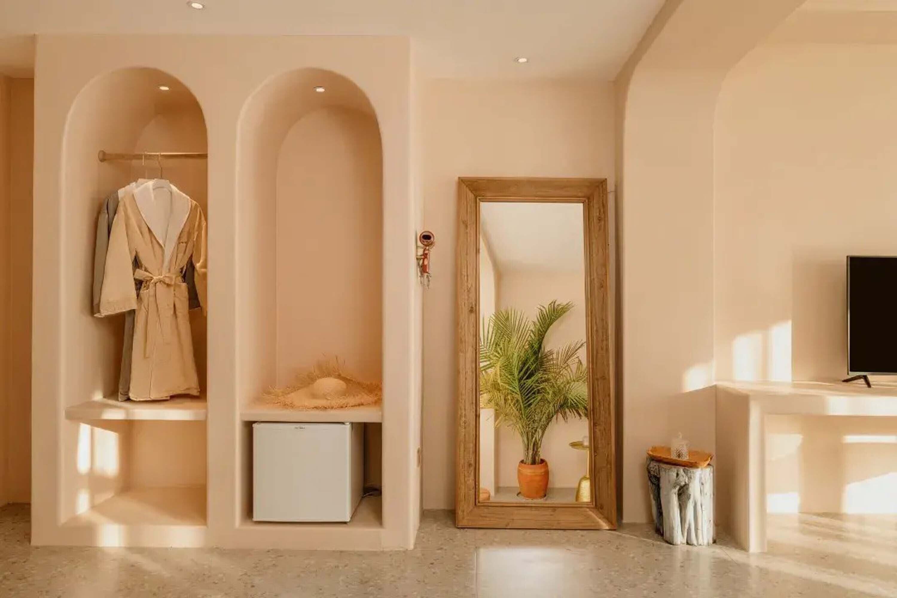 Quarto duplo standard, vista para o mar | Edredons de pluma, frigobar (abastecido com itens grátis), escrivaninha