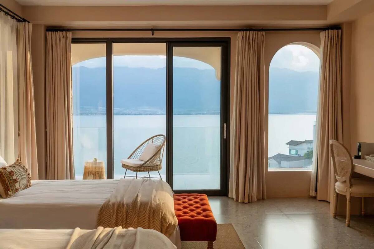 Standard-Zweibettzimmer, Meerblick | Daunenbettdecken, kostenlose Minibar, Schreibtisch