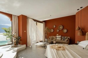 Habitación doble de lujo, vista al mar | Edredón, artículos del minibar gratis y escritorio 