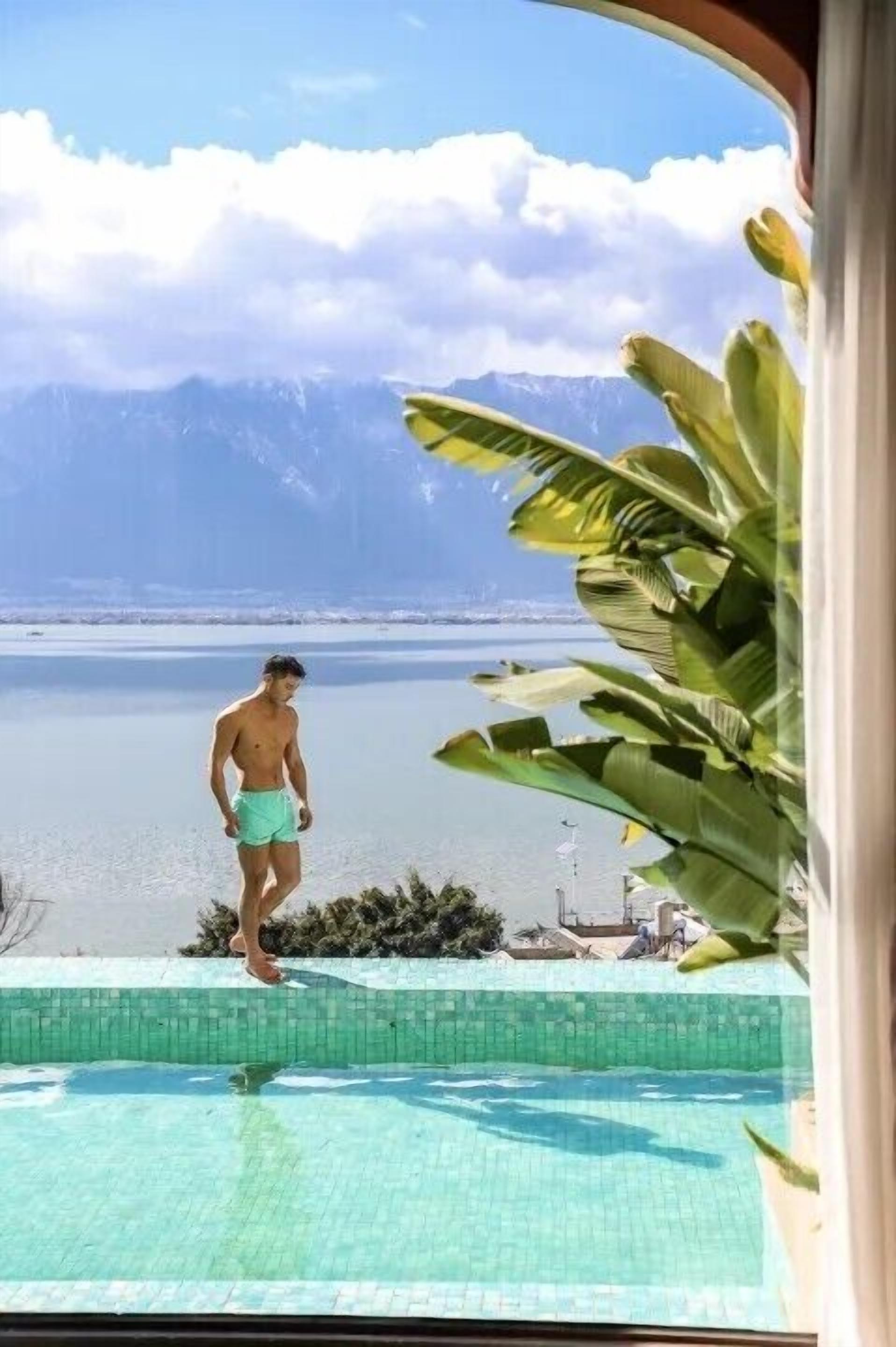 Una piscina al aire libre