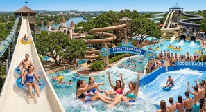 Ein Wasserpark mit einer großen Wasserrutsche, mehreren Wasserrutschen und einem Poolbereich.