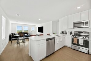 Refrigerador, microondas, horno, placa de cocina