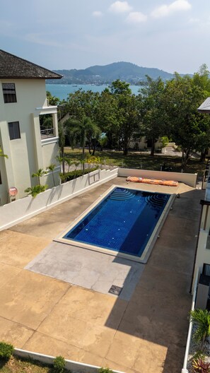 حمّام سباحة خارجي