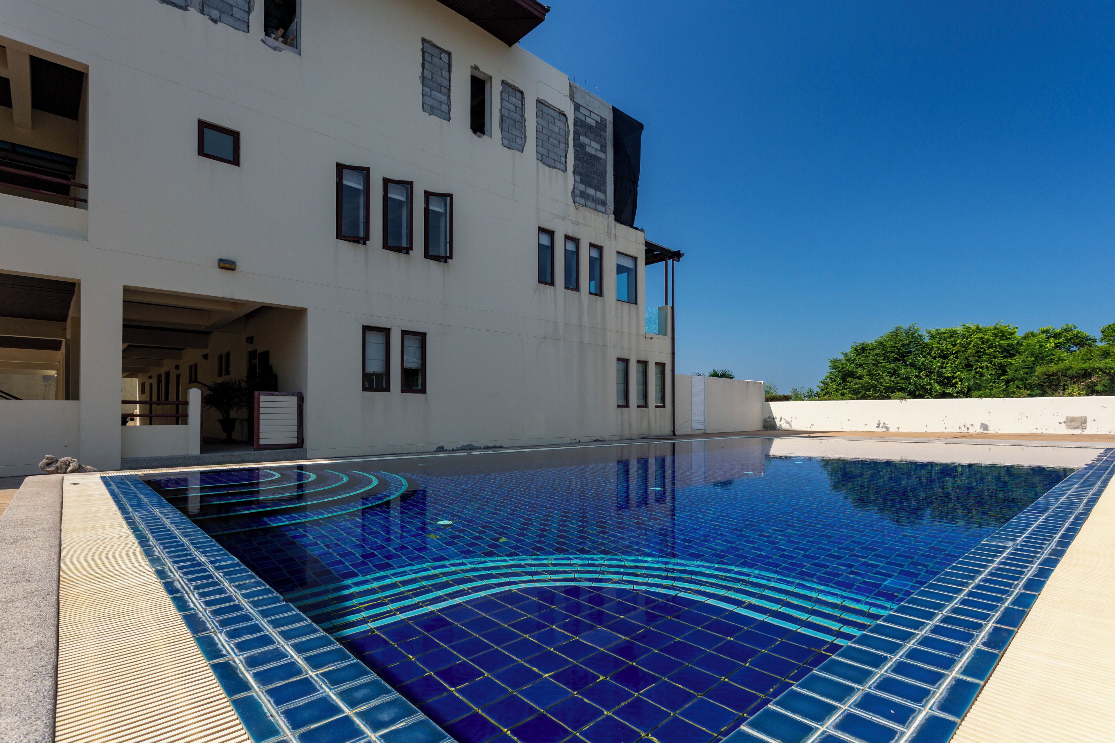 สระว่ายน้ำกลางแจ  ้ง