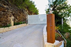 Ein verschlossener Eingang mit einem Schild, auf dem 'SEVEN HILLS' steht.
