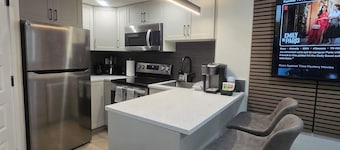Rhote's Luxury in Saskatoon. Sleek 1-Bedroom | Modern Comforts | Prime Location