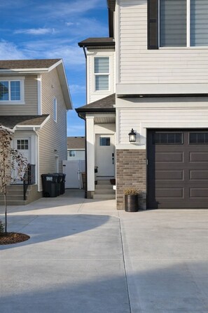 Exterior detail - Rhote's Luxury in Saskatoon. Sleek 1-Bedroom | Modern Comforts | Prime Location (Saskatoon)