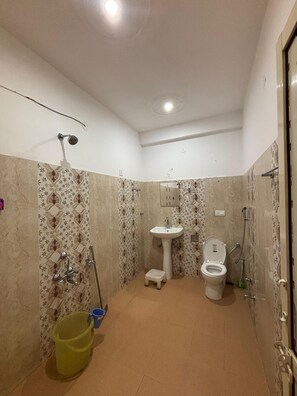 Quarto casal luxo, sacada, vista para a montanha | Banheiro | Toalhas de banho, sabonete, papel higiênico 
