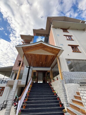 Front of property - Wisteria Crystal Manor (Pelling)