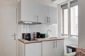 Kaffetrakter/tekoker, kjøleskap, mikrobølgeovn og brødrister