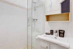 Shower, hair dryer - TBS 98 - Superb terrace apartment in Paris 15 (Paris)