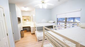 3 slaapkamers, een strijkplank/strijkijzer, gratis wifi, beddengoed