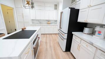 Geladeira, micro-ondas, fogão, cooktop