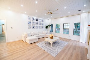 Smart TV, lareira, livros