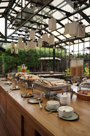 Her gün ücretsiz açık büfe kahvaltı